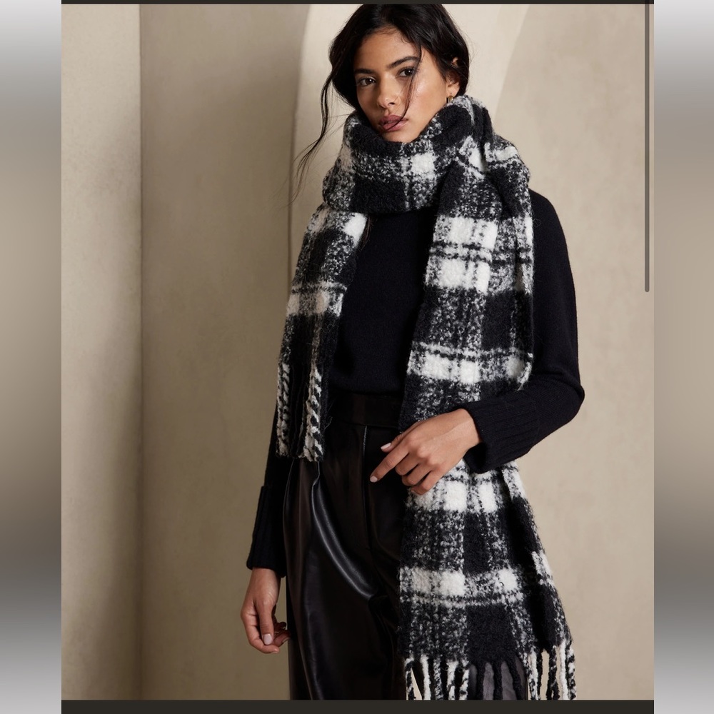 NWT BANANA REPUBLIC ITALIAN BOUCLE  EXTRA LONG SCARF BLACK PLAID